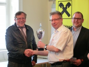 Mag. Christian Kindl (links) übergibt Pokal an Kurt Broneder (Mitte). Rechts Obmann des SV Stockerau Ewald Haslinger